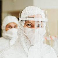 内容审核人员在电脑前比对公开资料与站内文案，手边放着标注了日期的核对清单